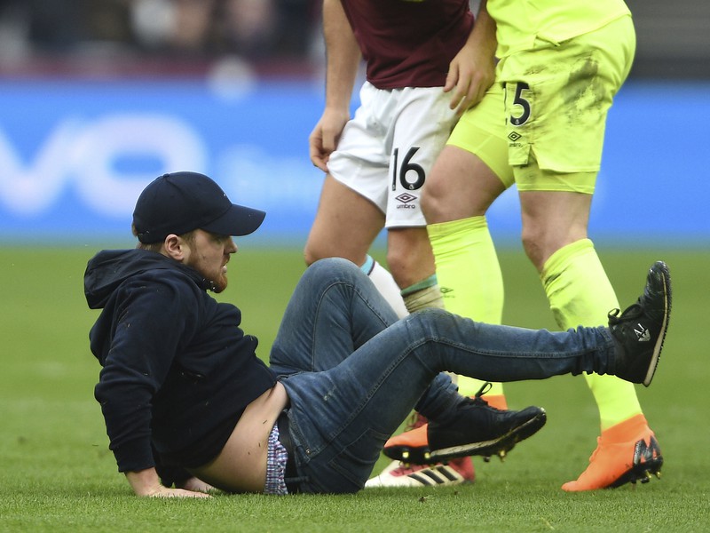 Kapitán West Hamu Noble napadol fanúšika, ktorý vtrhol na ihrisko