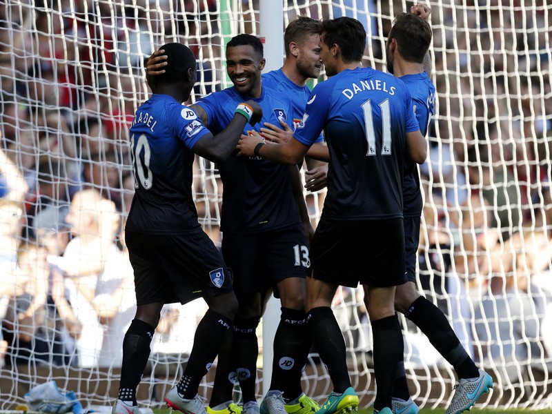 Callum Wilson so spoluhráčmi oslavuje gól proti West Hamu