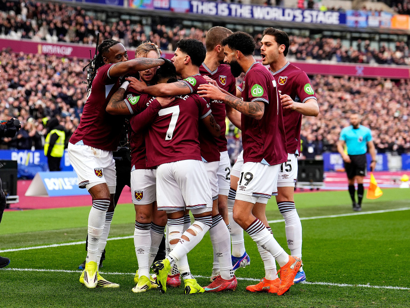 Hráč Crysencio Summerville z West Ham United sa teší z gólu so spoluhráčmi