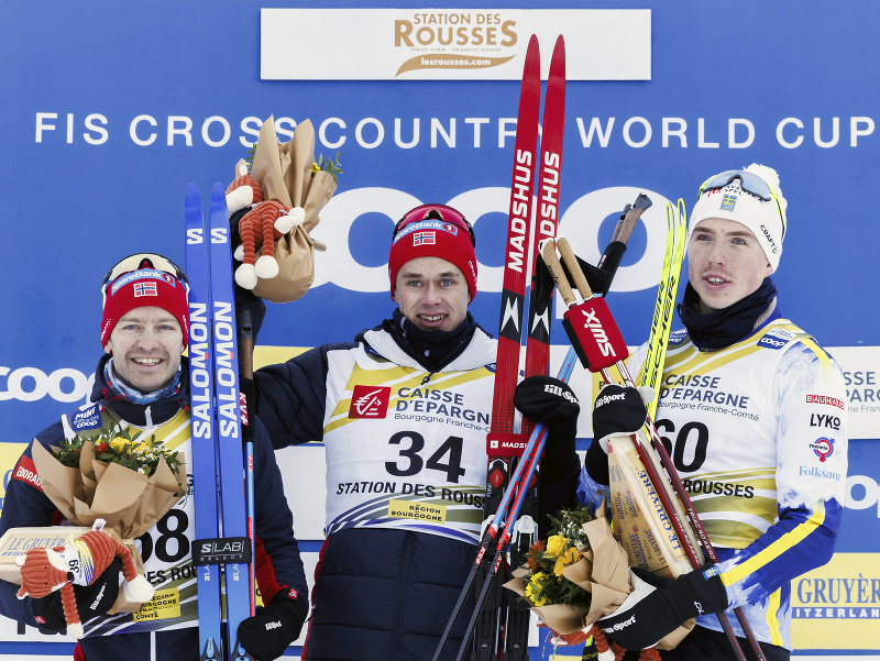 Uprostred nórsky bežec na lyžiach Harald Amundsen oslavuje víťazstvo v pretekoch na 10 km voľnou technikou na podujatí Svetového pohára vo francúzskom stredisku Les Rousses. Vľavo druhý jeho krajan Sjur Röthe, vpravo tretí Švéd William Poromaa.