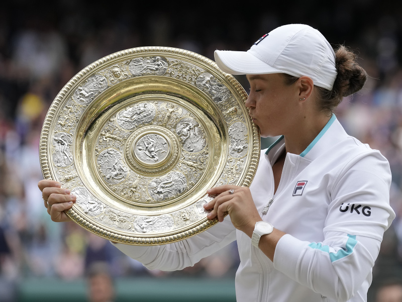 Ashleigh Bartyová s wimbledonskou trofejou