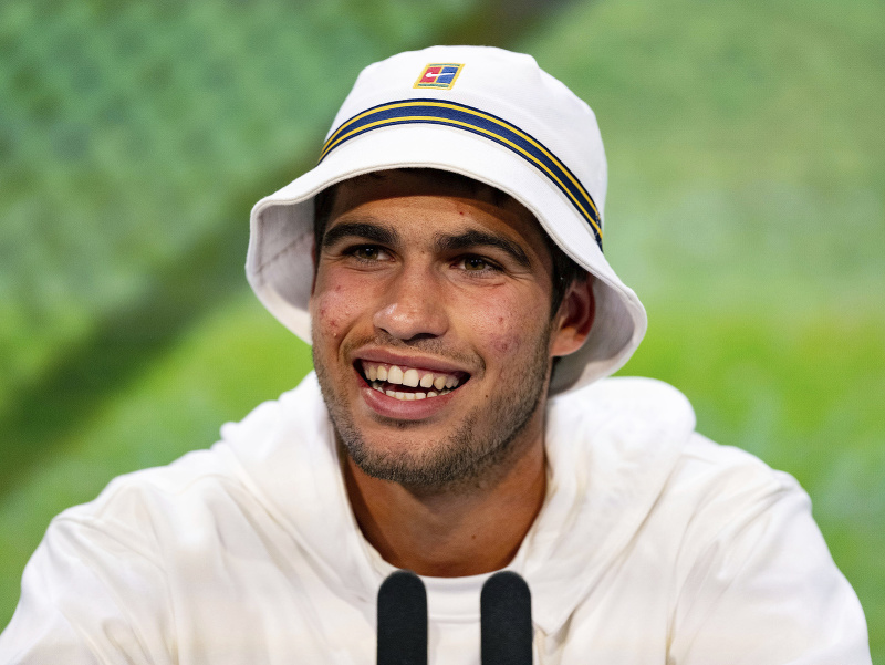  Španielsky tenista Carlos Alcaraz sa usmieva na tlačovej konferencii pred začiatkom Wimbledonu v Londýne