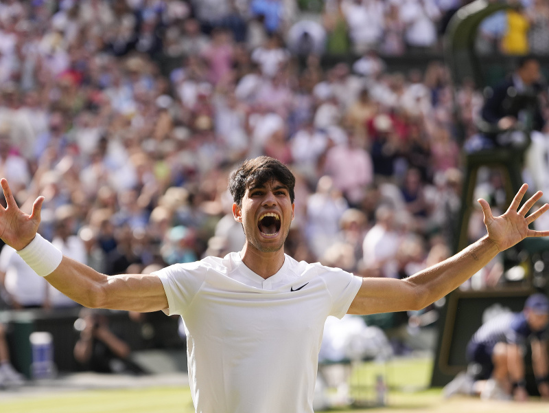 Carlos Alcaraz oslavuje triumf na Wimbledone 2024