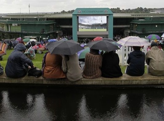 Tradičný obrázok z Wimbledonu, fanúšikov neodradí ani dážď