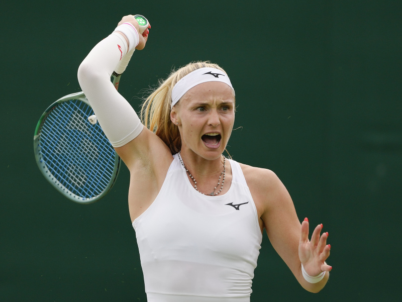 Slovenská tenistka Rebecca Šramková počas 1. kola Wimbledonu 