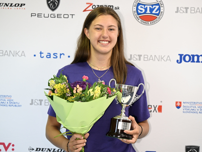 Slovenská tenisová reprezentantka Renáta Jamrichová po víťazstve v dvojhre junioriek na grandslamovom turnaji Wimbledon