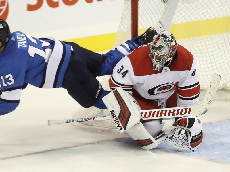 Brandon Tanev prepadáva cez Petra Mrázka