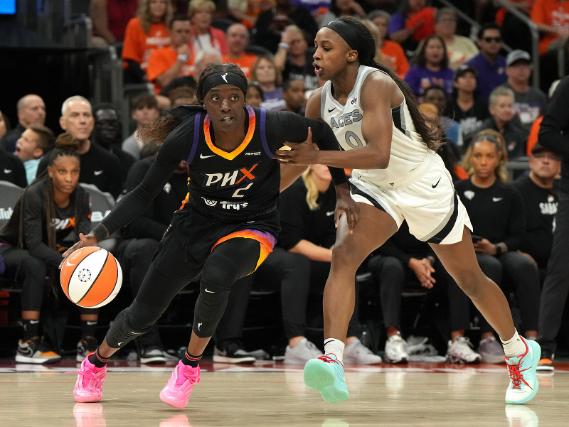 Kahlelah Cooperová (vľavo) a Jackie Youngová počas finále WNBA