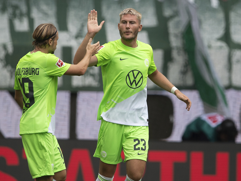 Na snímke futbalista Jonas Wind (vpravo) z Wolfsburgu sa teší z gólu so spoluhráčom Lovrom Majerom 