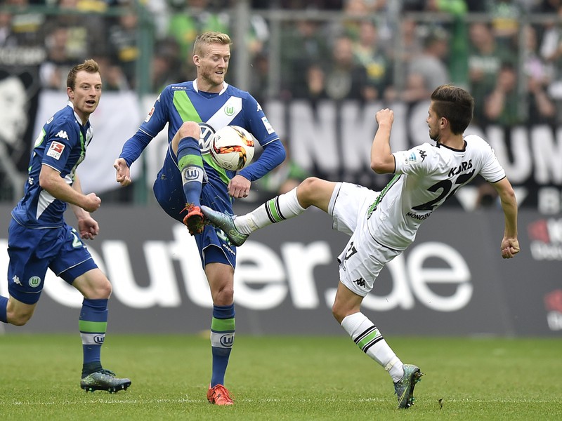 Andre Schuerrle a Julian Korb v súboji o loptu