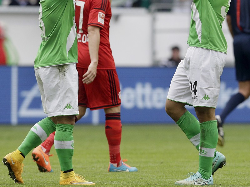 Ricardo Rodriguez (vpravo) a Vieirinha oslavujú gól Wolfsburgu