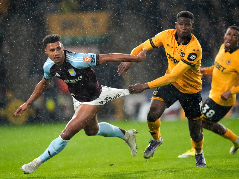 Ollie Watkins (vľavo) z Aston Villa a Yerson Mosquera z Wolverhamptonu v súboji o loptu v zápase 