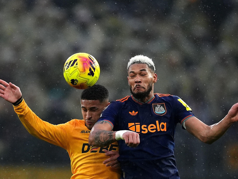 Hráč Wolverhamptonu Joao Gomes (vľavo) a hráč Newcastlu Joelinton bojujú o loptu
