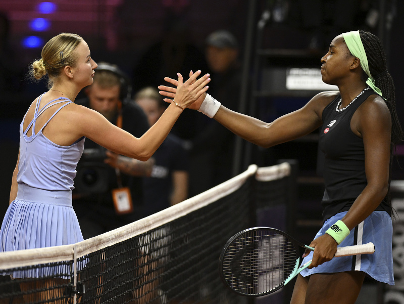 Na snímke vľavo ruská tenistka Anastasia Potapovová prijíma gratuláciu po tom, ako postúpila do štvrťfinále dvojhry na turnaji WTA v nemeckom Stuttgarte po víťazstve v 2. kole nad Američankou Coco Gauffovou(vpravo)