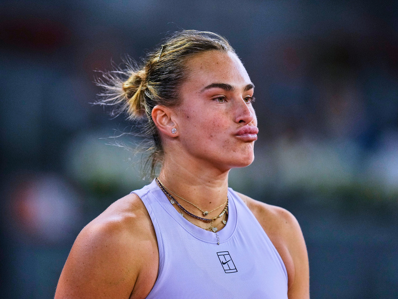 Bieloruská tenistka Arina Sobolenková  reaguje v zápase