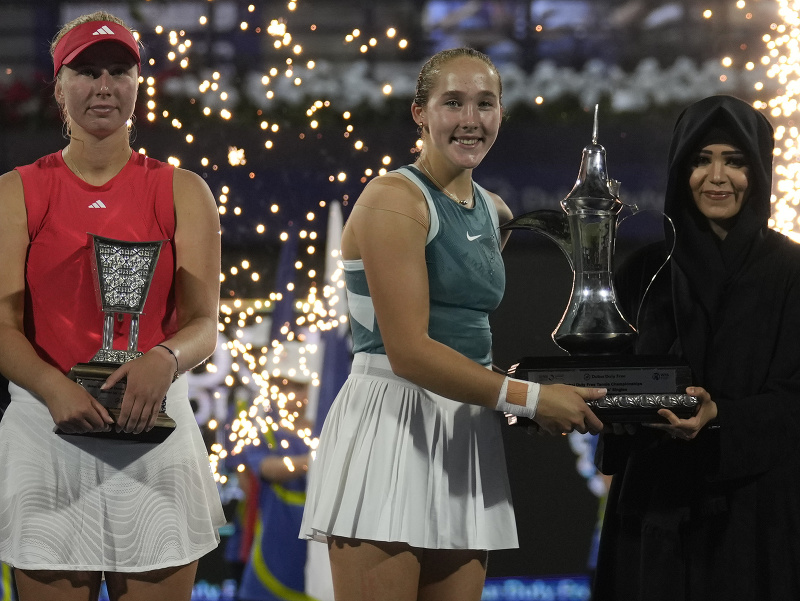 Clara Tausonová a Mirra Andrejevová s trofejami