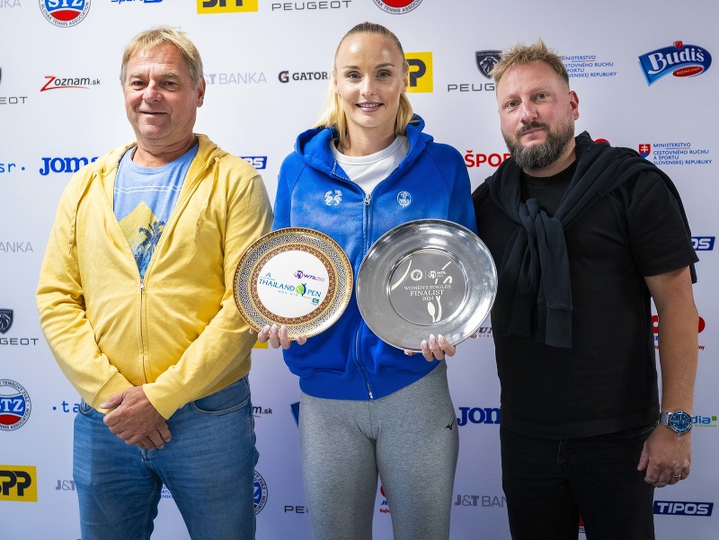 Zľava tenisový tréner Milan Martinec, jeho zverenkyňa Rebecca Šramková a kondičný tréner Dávid Olasz pózujú s trofejami za premiérový titul vo dvojhre na okruhu WTA