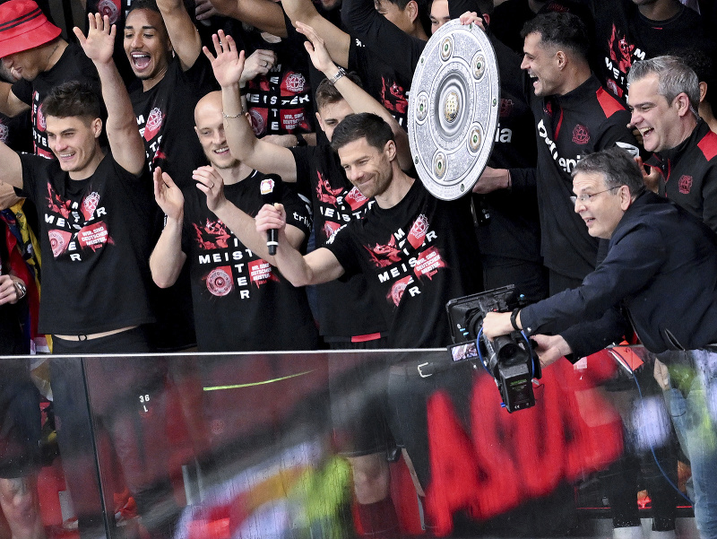 Xabi Alonso drží v ruke Meisterschale