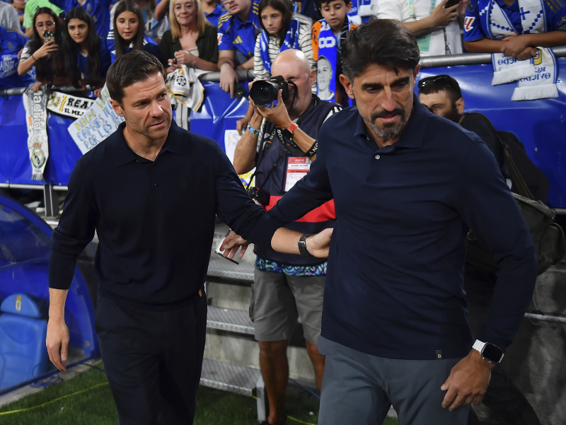 Xabi Alonso sa zdraví s trénerom Veljkom Paunovičom