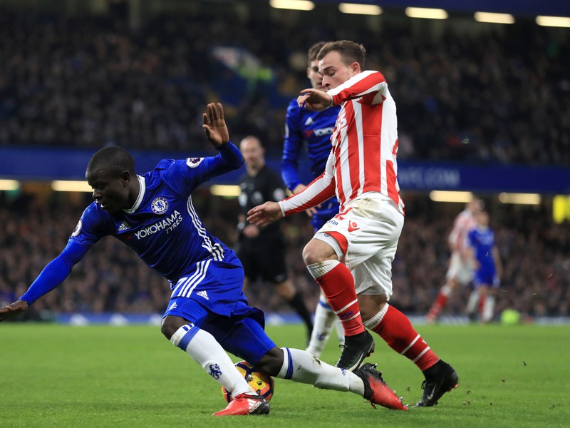 N'Golo Kante (v modrom) a Xherdan Shaqiri v súboji o loptu