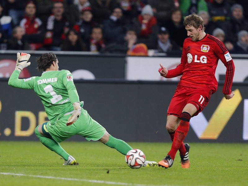 Brankár Mönchengladbachu Yann Sommer a Stefan Kießling z Leverkusenu
