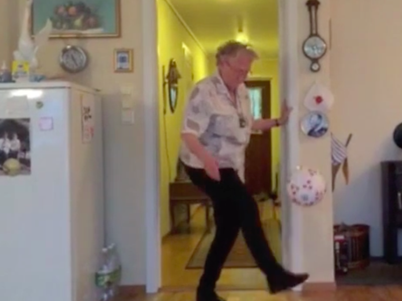 90-ročná babička to s futbalovou loptou vie