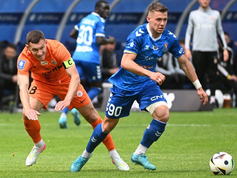 Slovenský futbalista v drese Motoru Lublin Samuel Mráz (vpravo) a hráč Zaglebie Lubin Dominik Dąbrowski bojujú o loptu 