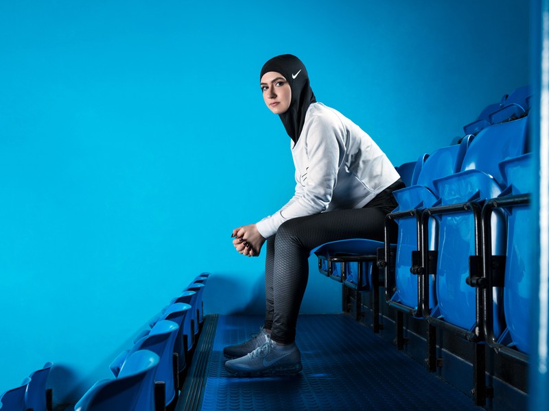 Krasokorčuliarka Zahra Lárí má na hlave šatku hidžáb značky Nike