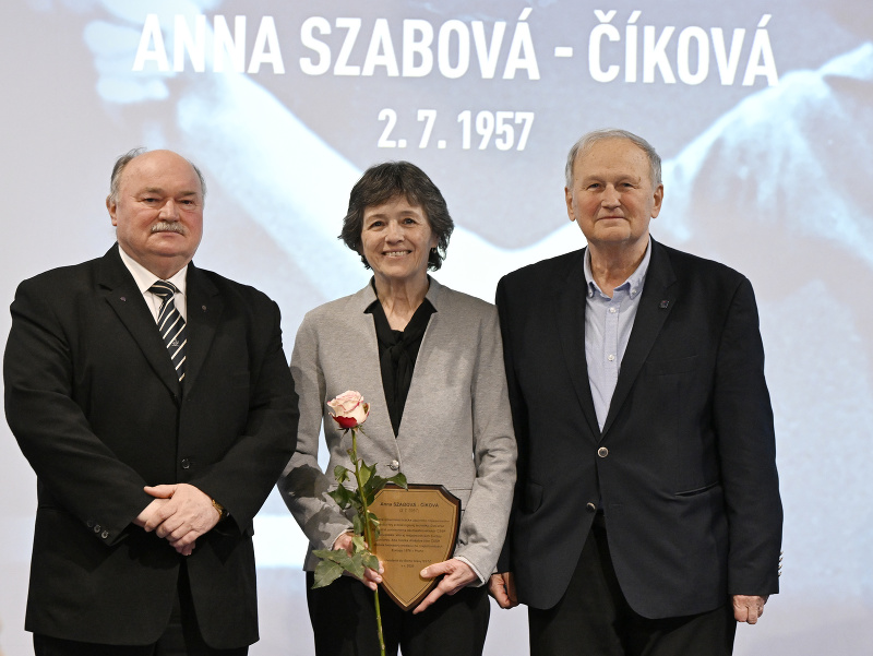 Na snímke uprostred stolná tenistka, reprezentantka ČSSR, členka výberu Slovenska Anna Szabová Číková, vľavo predseda SSTZ Anton Hamran a vpravo člen SOŠV a bývalý predseda SSTZ Zdenko Kríž