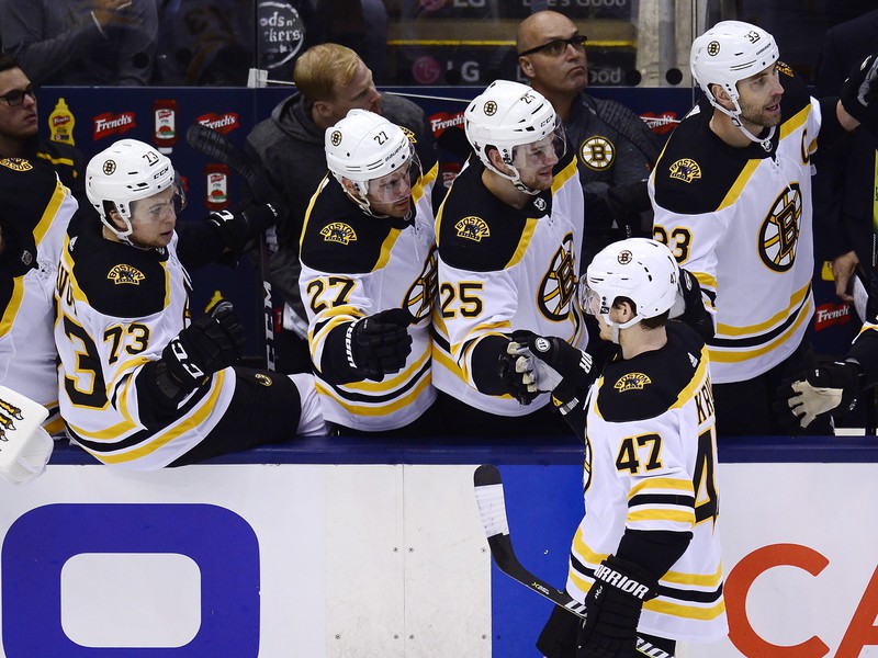 Hokejisti Boston Bruins sa radujú po góle