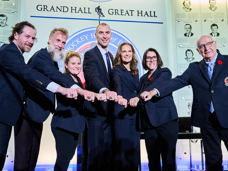 Noví členovia Hokejovej siene slávy - zľava Duncan Keith, Joe Thornton, Brianna Decker, Zdeno Chara, Jennifer Botterill, Danièle Sauvageau a Jack Parker