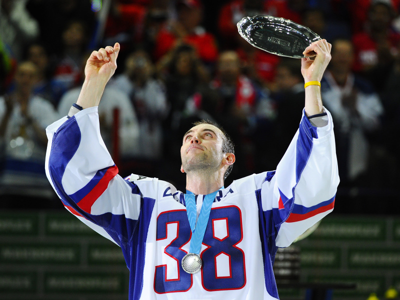 Zdeno Chára pri preberaní trofeje za druhé miesto a striebornej medaile