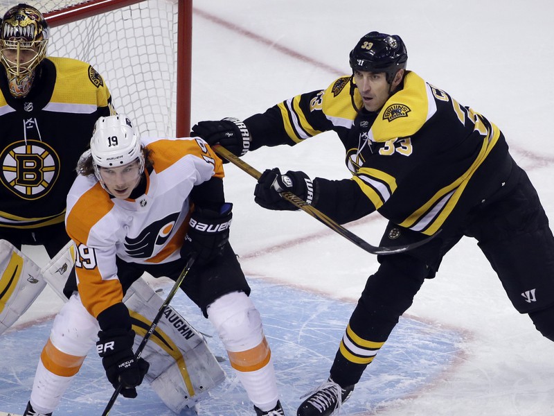 Zdeno Chára robí poriadky pred bránkou Bruins