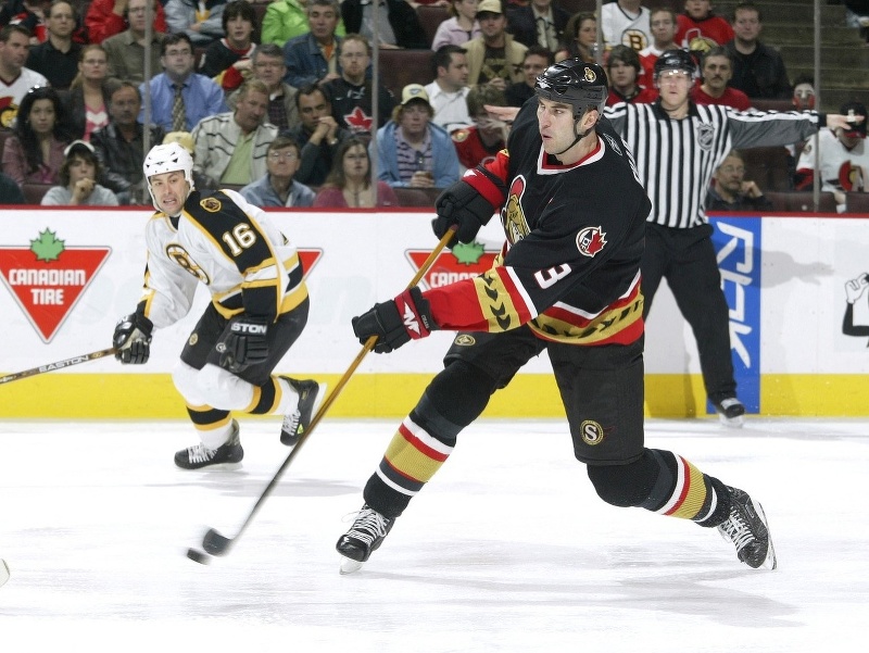 Zdeno Chára v drese Ottawy Senators na snímke z roku 2006