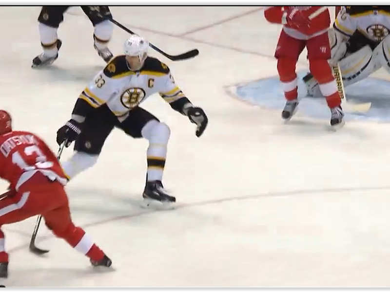Pavel Datsyuk v súboji so Zdenom Charom 