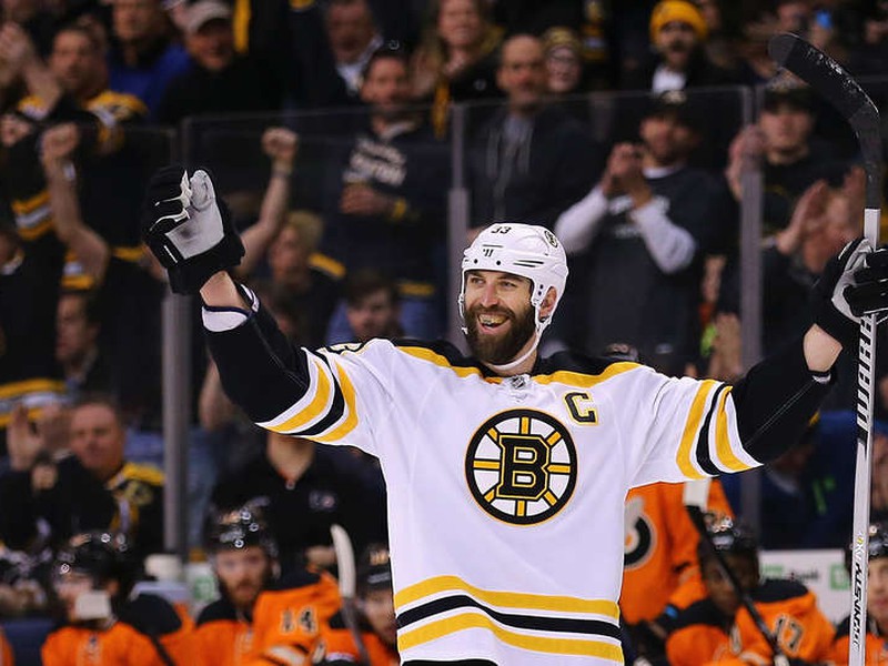 Zdeno Chára oslavuje gól proti Philadelphii