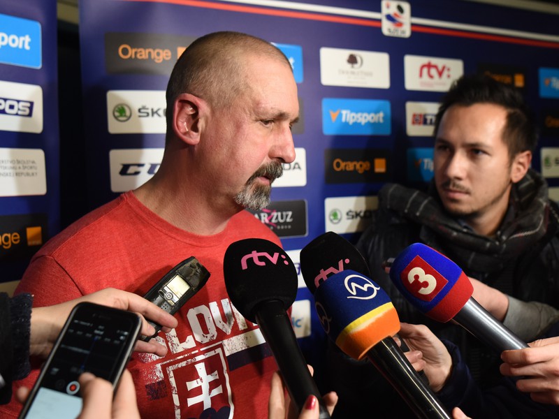 Tréner slovenskej hokejovej reprezentácie Zdeno Cíger počas rozhovoru pre médiá