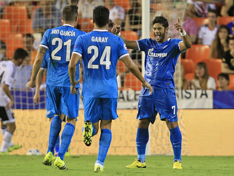 Hulk (vpravo) so spoluhráčmi oslavuje gól Zenitu