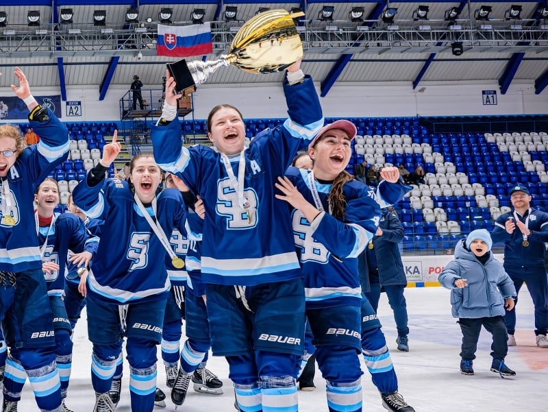 Hokejistky Slovana Bratislava po prvý raz v klubovej histórii zdvihli nad hlavu pohár pre víťazky extraligy