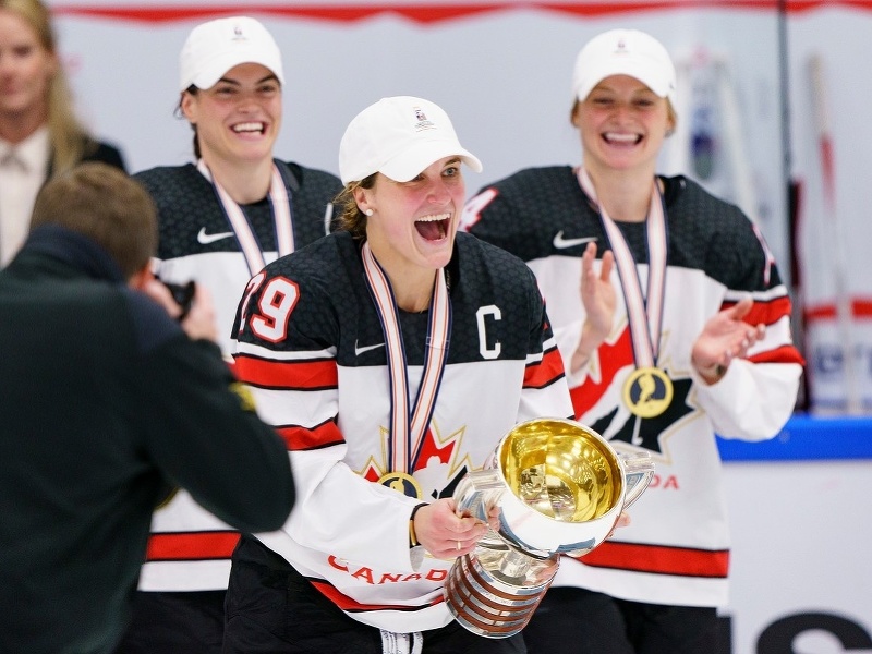 Kapitánka Kanady Marie-Philip Poulinová dvíha trofej pre Majsterky sveta v hokeji