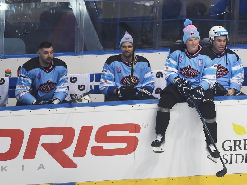 Hokejisti Tímu západ, druhý vpravo Žigmund Pálffy, tretí sprava Ľubomír Višnovský počas hokejovej exhibície All Star Legendy 2024 Tím východ - Tím západ v Steel Aréne v Košiciach