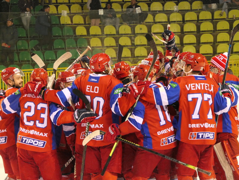 Hokejisti MHk 32 Liptovský Mikuláš oslavujú udržanie sa medzi slovenskou hokejovou elitou po barážovom triumfe so ŽIlinou