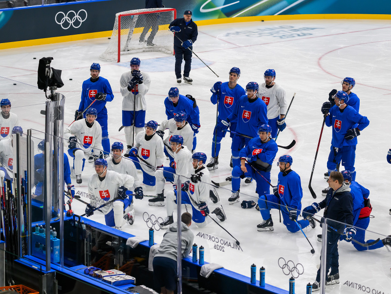 Slovenskí hokejisti počas tréningu na zimných olympijských hrách