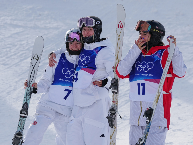 Medailistky v akrobatickom lyžovaní v disciplíne moguls - zľava strieborná Jaelin Kaufová, zlatá Elizabeth Lemleyová a bronzová Perrine Laffont