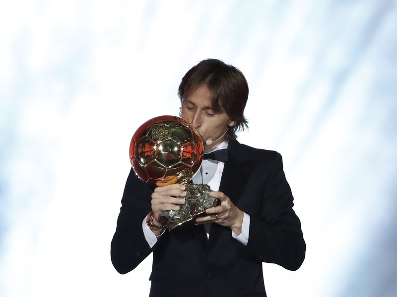 Chorvátsky futbalista Luka Modrič z Realu Madrid dostal ocenenie Zlatá lopta francúzskeho magazínu France Football za rok 2018