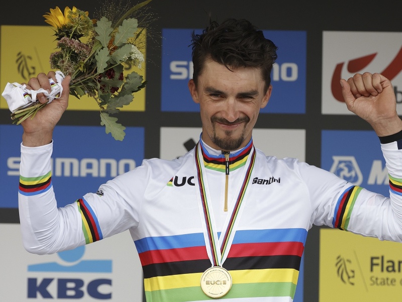 Dvojnásobný majster sveta Francúz Julian Alaphilippe pózuje na pódiu o zlatou medailou po obhajobe triumfu v pretekov mužov elite na MS v cestnej cyklistike v belgickom meste Leuvene