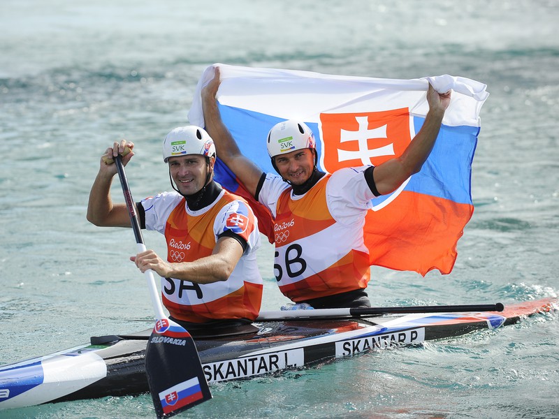Na snímke slovenskí deblisti Ladislav a Peter Škantárovci sa tešia v cieli po zisku zlatej medaily v kategórii C2