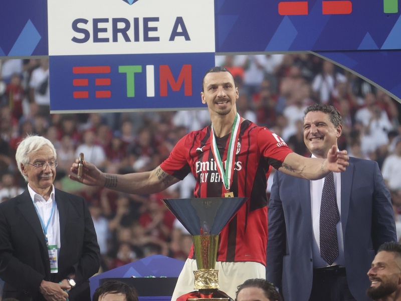 Zlatan Ibrahimovič (uprostred) oslavuje s trofejou po zisku titulu talianskej Serie A 