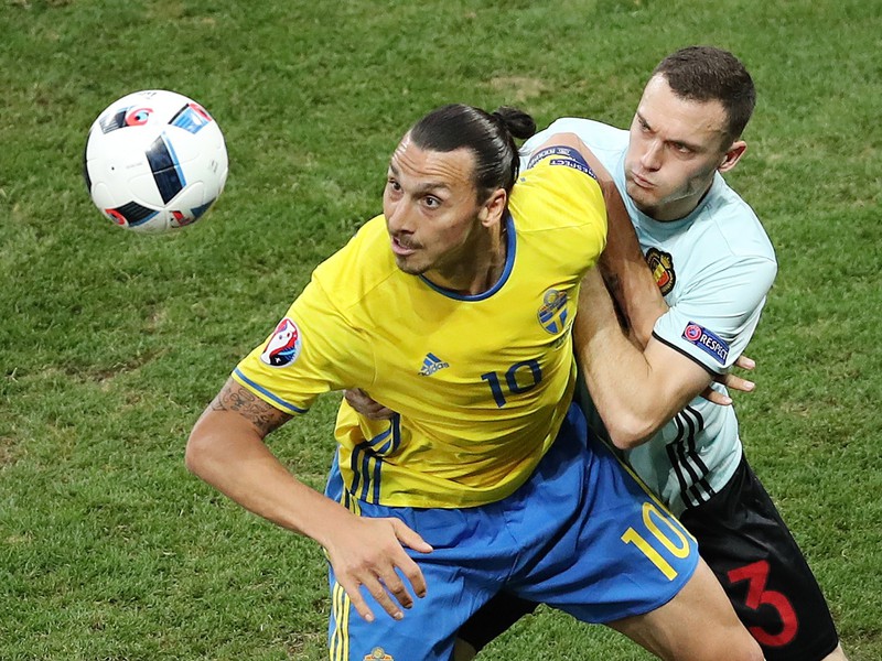 Zlatan Ibrahimovič a Thomas Vermaelen 