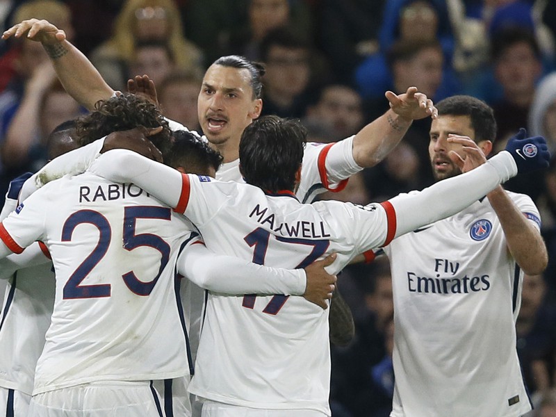 Zlatan Ibrahimovič so spoluhráčmi oslavuje gól PSG